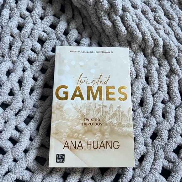 Brand new Twisted Games book (Spanish) - Picture 1 of 1